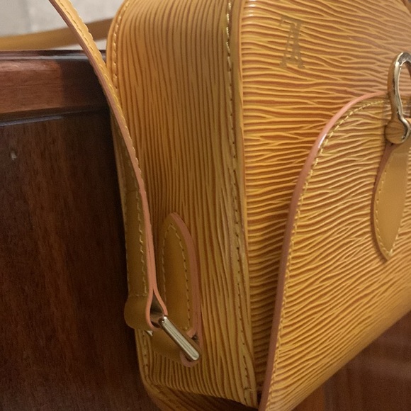 Louis Vuitton Saint-Cloud Mini Tassiri Yellow Epi Leather shoulder bag. - Picture 9 of 16